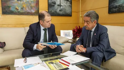 El presidente de Cantabria, Miguel &Aacute;ngel Revilla, se re&uacute;ne con el presidente de UNEATLANTICO, Rub&eacute;n Calder&oacute;n