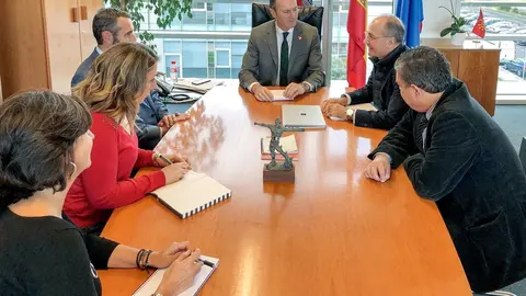 El consejero de Desarrollo Rural, Ganader&iacute;a, Pesca, Alimentaci&oacute;n y Medio Ambiente, Guillermo Blanco, se re&uacute;ne con representantes de la Federaci&oacute;n Nacional de Industrias L&aacute;cteas