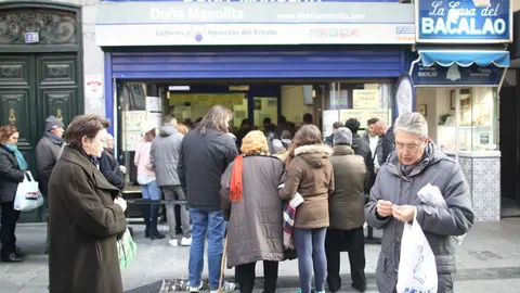 Cola para comprar loter&iacute;a de Navidad en do&ntilde;a Manolita en Madrid, d&eacute;cimo, d&eacute;cimos