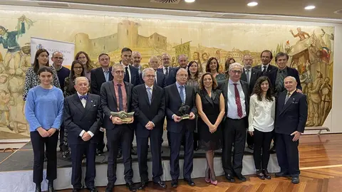 Foto de familia de los asistentes y premiados en la fiesta del Colegio de M&eacute;dicos