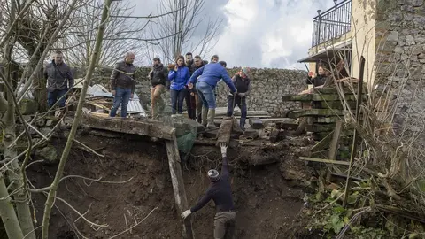 La consejera de Presidencia, Interior, Justicia y Acci&oacute;n Exterior, Paula Fern&aacute;ndez Via&ntilde;a, visita las zonas afectadas por las inundaciones. En la imagen, en la localidad de Ca&ntilde;eda