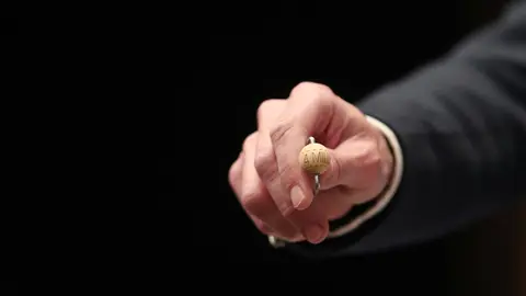 La bola correspondiente al primer premio ('Gordo') relativo a 4 millones de euros a la serie durante la celebraci&oacute;n del Sorteo Extraordinario de la Loter&iacute;a de Navidad 2019 en el Teatro Real de Madrid (Espa&ntilde;a), a 22 de diciembre de 2019.