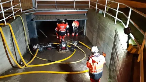 Casi un centenar de personas han continuado este domingo las labores de achique y limpieza en diferentes puntos de Reinosa y Matamorosa afectados por las inundaciones