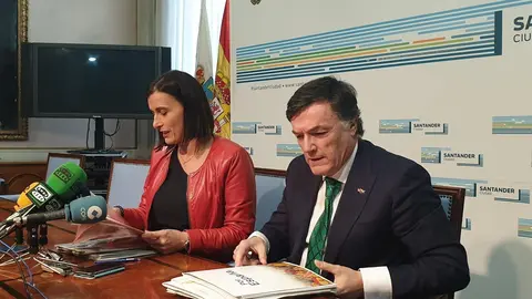 La alcaldesa de Santander, Gema Igual, y el concejal de Vox Guillermo P&eacute;rez-Cos&iacute;o