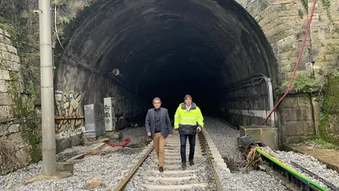 El consejero de Innovaci&oacute;n, Industria, Transporte y Comercio de Cantabria, Francisco Mart&iacute;n, y el presidente del Puerto de Santander, Jaime Gonz&aacute;lez, visitan los desperfectos causados por la lluvia en la v&iacute;a entre Reinosa y Lantuelo