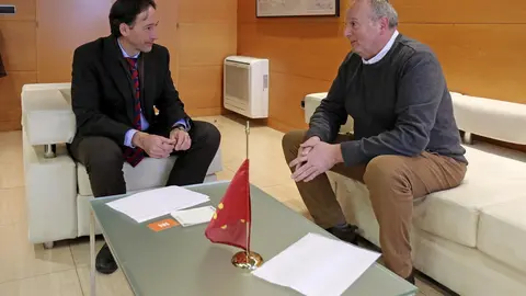 El consejero de Obras P&uacute;blicas, Ordenaci&oacute;n del Territorio y Urbanismo, Jos&eacute; Luis Gochicoa, recibe al alcalde de Pesquera, Rub&eacute;n Ruiz.