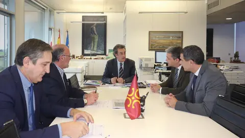 El consejero de Industria, Francisco Mart&iacute;n, se re&uacute;ne con el director de SEG Automotive, I&ntilde;aki Calvo