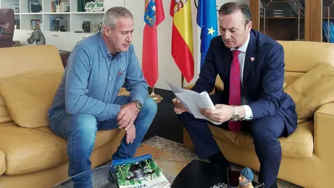 Alcalde de Hazas de Cesto con consejero de Desarrollo Rural