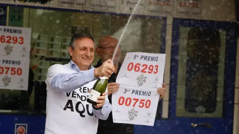 Un agraciado por el Sorteo Extraordinario de la Loter&iacute;a de Navidad 2019 celebra su suerte en la administraci&oacute;n situada en la calle Don Jaime I, 11 de Zaragoza, que ha distribuido parte del tercer (00750)  y quinto premio (06293) en Zaragoza (Arag&oacute;n, Espa&ntilde;