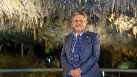 El presidente de Cantabria, Miguel &Aacute;ngel Revilla, felicita la Navidad desde la cueva de El Soplao