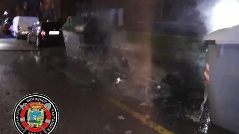 Bomberos sofocan un fuego en contenedores de basuras de Santander