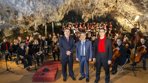 Revilla felicita la Navidad interpretando un villancico en El Soplao