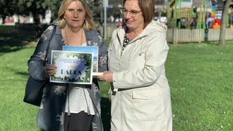 La alcaldesa de Laredo entrega los premios del concurso de escaparates