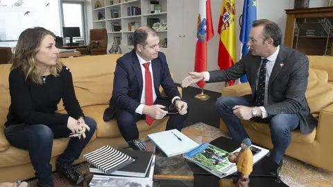 El consejero de Desarrollo Rural, Ganader&iacute;a, Pesca, Alimentaci&oacute;n y Medio Ambiente, Guillermo Blanco, se re&uacute;ne con el rector de la Universidad Europea del Atl&aacute;ntico, Rub&eacute;n Calder&oacute;n