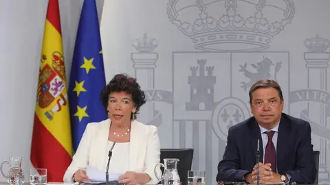 La portavoz del Gobierno y ministra de Educaci&oacute;n en funciones, Isabel Cela&aacute;  y el ministro de Agricultura y Pesca en funciones, Luis Planas, durante la rueda de prensa tras el consejo de ministros en La Moncloa.