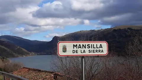 Pueblo de Mansilla con el embalse de fondo