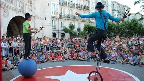 Tiritirantes presenta su espect&aacute;culo &lsquo;Birly Birloque&rsquo; en el Festival Navide&ntilde;o de Camargo