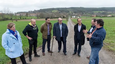 visita del consejero a camino rural en ribamont&aacute;n