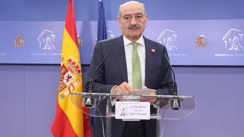 El diputado del Partido Regionalista de Cantabria (PRC), Jos&eacute; Mar&iacute;a Maz&oacute;n ofrece rueda de prensa en el Congreso de los Diputados tras su consulta con el Rey sobre una posible investidura del candidato socialista como Presidente del Gobierno, en Madrid (Es