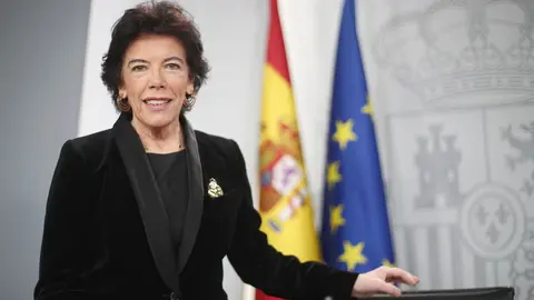 La portavoz y ministra de Educaci&oacute;n en funciones, Isabel Cela&aacute;, momentos antes de comenzar la rueda de prensa tras el Consejo de Ministros en La Moncloa, Madrid (Espa&ntilde;a), a 27 de diciembre de 2019.
