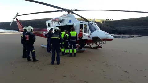 Helic&oacute;ptero evac&uacute;a a un var&oacute;n herido que se hab&iacute;a precipitado en la playa en Bareyo