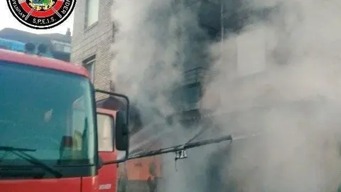Bomberos de Santander sofocan el incendio de un toldo en un local hostelero de Somo