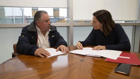 Alcalde de Ud&iacute;as con la consejera