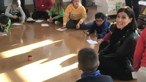 La alcaldesa de Santander, Gema Igual, visita a los ni&ntilde;os que participan en las actividades de El Inviernuco en el colegio Antonio Mendoza