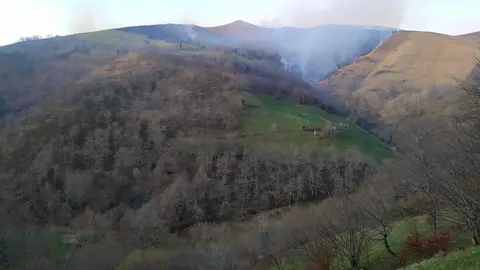 Ndp Cantabria Contabiliza Casi Una Docena De Incendios Forestales Desde El Viernes Y Uno Permanece Activo En Vega De Pas