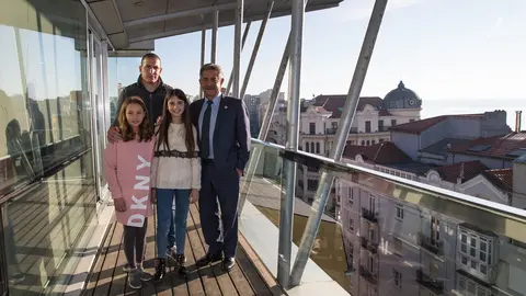 El presidente de Cantabria, Miguel &Aacute;ngel Revilla, recibe a Celia Cobo y Yaiza Salm&oacute;n, campeonas de H&iacute;pica