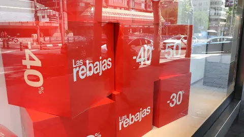 Imagen de un escaparate que anuncia el comienzo las rebajas de verano 2019.