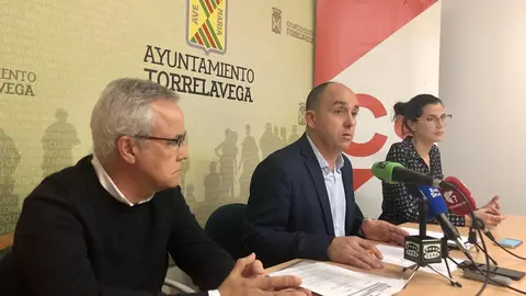 El concejal de Cs en Torrelavega, Julio Ricciardiello (centro),