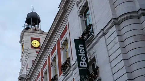 Reloj de la Puerta del Sol o Reloj de Gobernaci&oacute;n en lo alto de la Casa de Correos (actual sede del Gobierno de la Comunidad de Madrid) que todos los a&ntilde;os da las campanadas de las tradicionales uvas de Nochevieja durante la medianoche del 31 de diciembre,