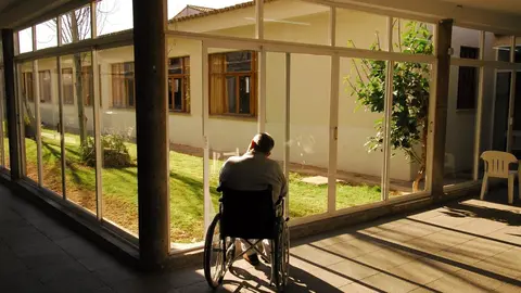 Una persona mayor en una residencia de Mallorca.