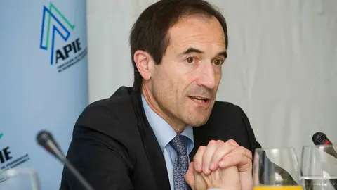 El consejero delegado de Liberbank, Manuel Men&eacute;ndez, durante un desayuno informativo