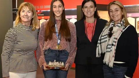 La alcaldesa felicita a la gimnasta Alba Franco