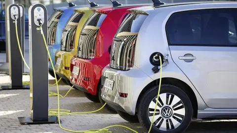 Veh&iacute;culos el&eacute;ctricos cargando