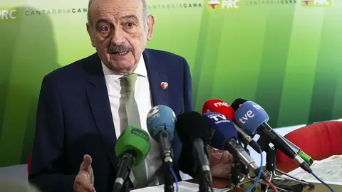 Jos&eacute; Mar&iacute;a Maz&oacute;n, diputado del PRC, valora en rueda de prensa el acuerdo con el PSOE