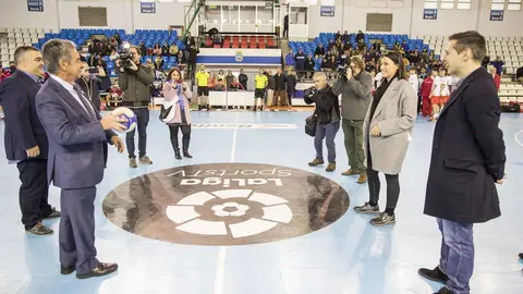 El presidente de Cantabria, Miguel &Aacute;ngel Revilla, acompa&ntilde;ado de la alcaldesa de Santander, Gema Igual, en el saque de honor del Campeonato de Espa&ntilde;a de Selecciones Auton&oacute;micas 2020 que se disputa en la capital c&aacute;ntabra