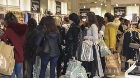 Ciudadanos acuden a comprar durante las rebajas del Black Friday en Sevilla, a 29 de noviembre de 2019.