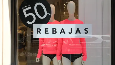 Un escarate anuncia el comienzo las rebajas de verano 2019.