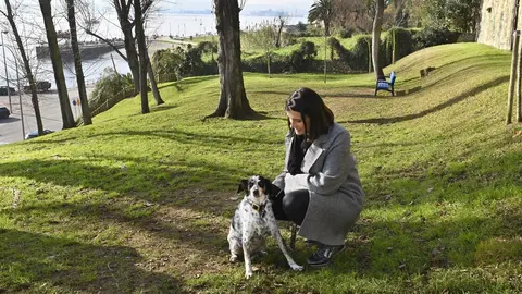 La alcaldesa, Gema Igual, con un perro, en una zona de esparcimiento canino