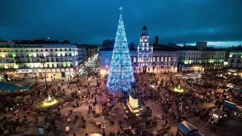 &Aacute;rea e la Puerta del Sol con decoraci&oacute;n navide&ntilde;a