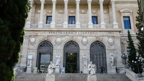 Escaleras de la puerta principal de la Biblioteca Nacional en el Paseo de Recoletos de Madrid.