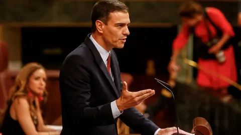 El presidente del Gobierno en funciones y candidato del PSOE a la reelecci&oacute;n, Pedro S&aacute;nchez, interviene desde la tribuna del Congreso de los Diputados en la primera sesi&oacute;n del debate de investidura a la Presidencia del Gobierno.
