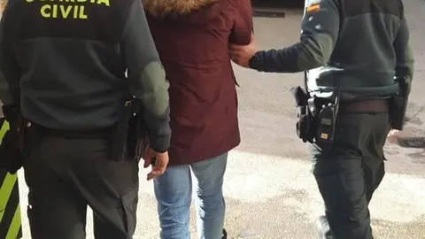 La Guardia Civil detiene a un joven ucraniano por enca&ntilde;onar a un honbre y disparar al aire a la salida de un bar en San Vicente de la Barquera el d&iacute;a de A&ntilde;o Nuevo