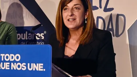 La presidenta del PP de Cantabria, Mar&iacute;a Jos&eacute; S&aacute;enz de Buruaga, durante su intervenci&oacute;n en la cena de Navidad