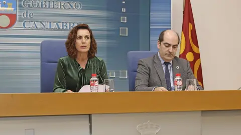 La consejera de Empleo y Pol&iacute;ticas Sociales, Ana Bel&eacute;n &Aacute;lvarez, acompa&ntilde;ada del director del Emcan, Jos&eacute; Manuel Callejo, valora los datos del paro en rueda de prensa