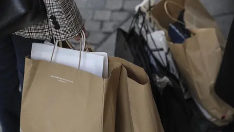 Ciudadanos acuden a comprar durante las rebajas