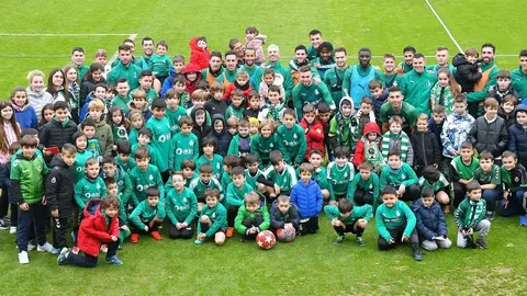 Aficionados y jugadores del Racing de Santander en la jornada de puertas abiertas